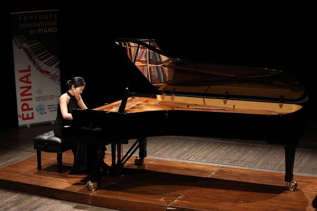 Anna Tse performing at Épinal International Piano Competition